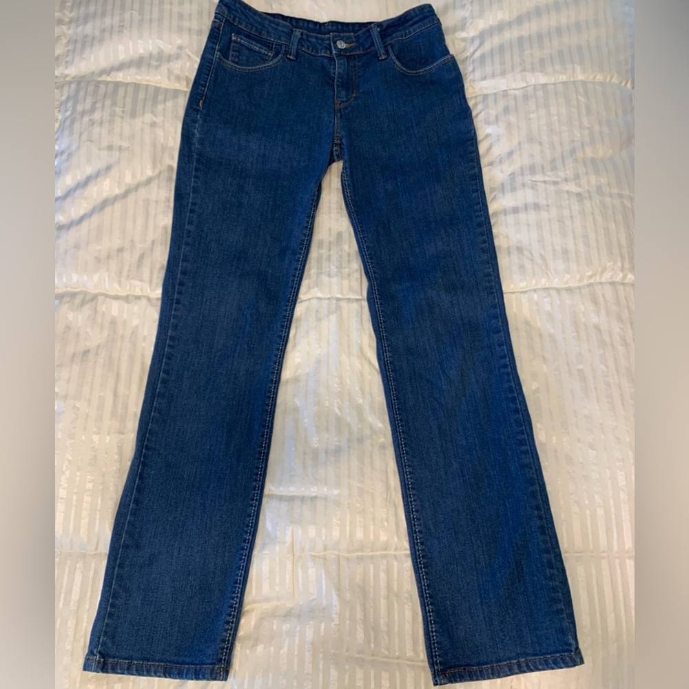 *** Levi’s Size 7M. Inseam 31”. Dark blue. No fading. Classic 5 pocket.